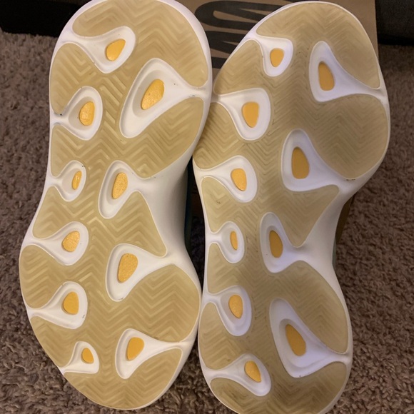 Yeezy by adidas size 6 - Picture 2 of 6